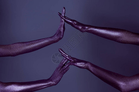 紫色闪光剂中女手的局部触碰在紫图片
