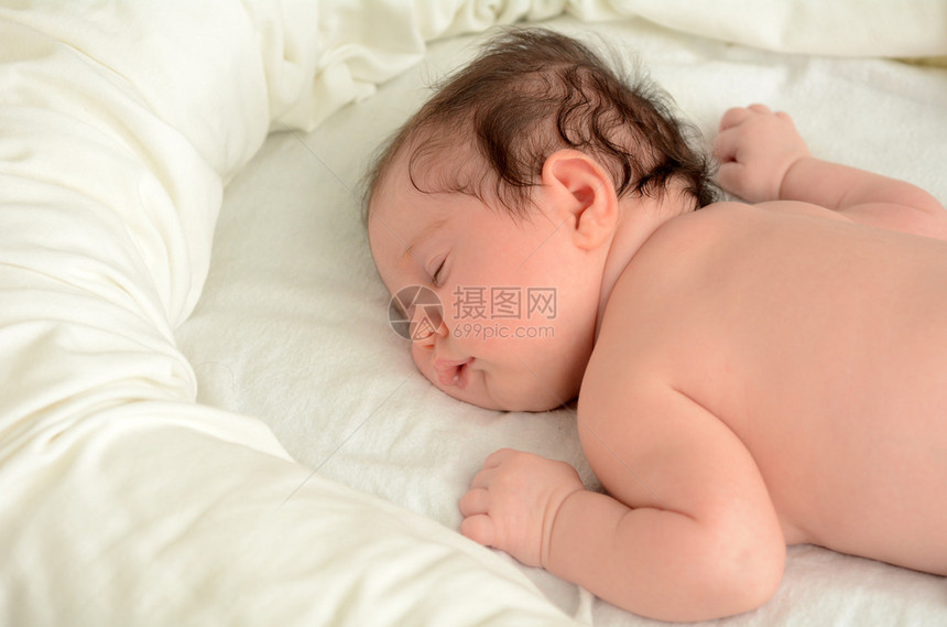 一个新生婴儿的脸在婴儿床上安静地裸睡复制空间新生儿婴儿母亲母育儿和生活方图片