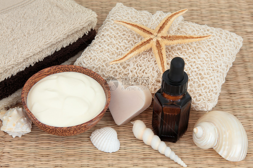 含有椰子肥皂润湿奶油香气疗法基本油和浴室配件的天然图片