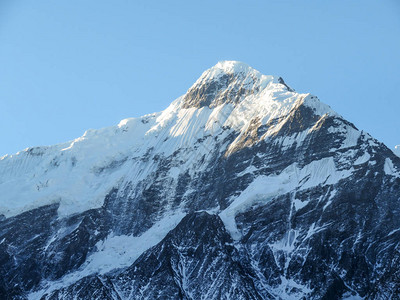 一座被大雪覆盖的山峰图片