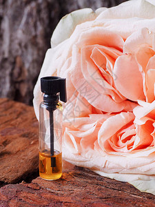 玫瑰香水油迷你瓶子里背景图片