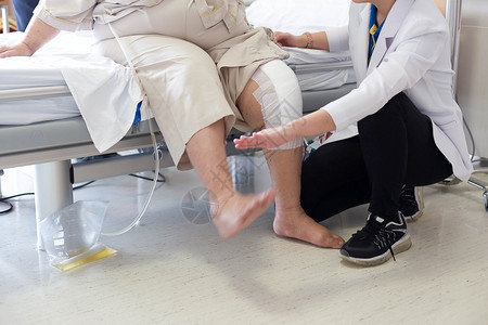 为在医院膝盖受伤病人提供理疗的图片