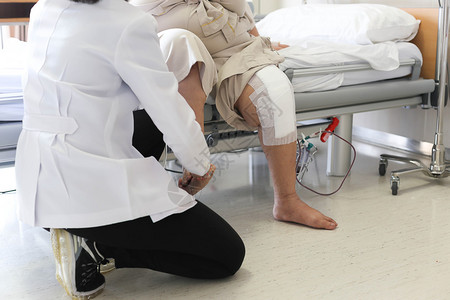 为在医院膝盖受伤病人提供理疗的图片