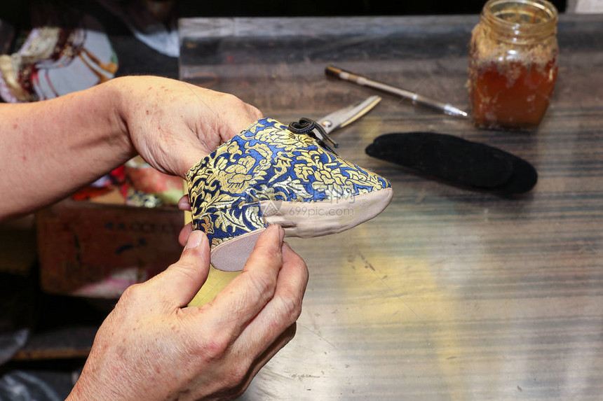 小型传统制鞋手工艺的图片