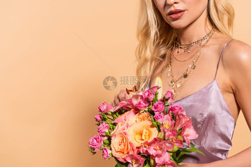 穿着紫罗兰花边裙的优雅女风景图片