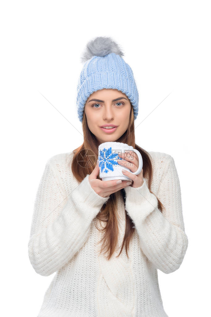 穿着编织帽子和冬季毛衣的漂亮女人图片