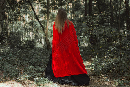 森林里穿红色斗篷的神图片