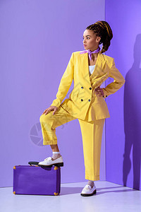 非洲裔美国模特穿着黄色西装图片