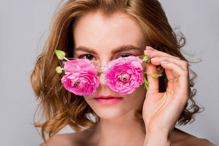 美丽的女孩佩戴带鲜花的眼镜图片