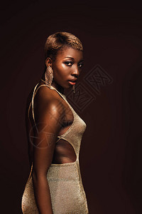 时尚的非裔美籍女短发在背景图片