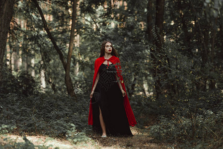 穿着黑色衣服和红色斗篷的神秘女孩图片