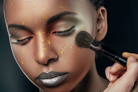 非洲裔美国女孩为时装拍摄涂银妆背景图片