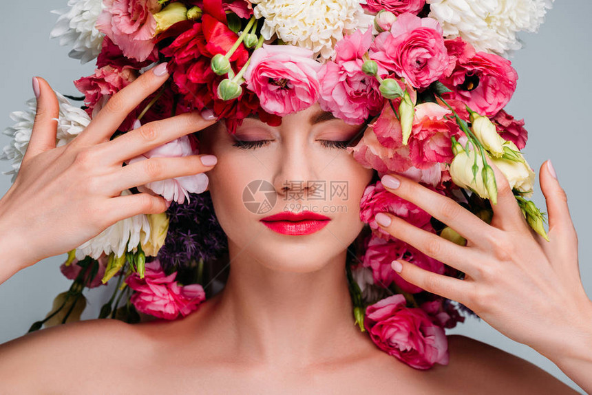 美丽的年轻女士的肖像闭着眼睛披着美丽的鲜花头图片