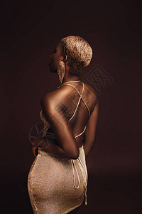 年轻迷人的非洲女人的背面短发背景图片