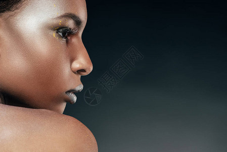 时尚的非洲裔美国女孩化妆为时尚拍摄背景图片