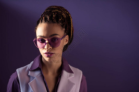 时尚的非裔美国女孩穿着紫色太阳眼镜被图片