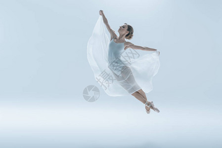 穿着白色礼服的优雅芭蕾舞者图片