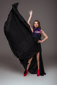 穿着黑色裙子和紫色围巾的漂亮美女图片
