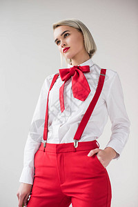 穿着白衬衫红色吊带和弓的时装女孩在图片