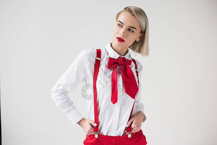 穿着白衬衫红色吊带和蝴蝶结的时尚女孩背景图片