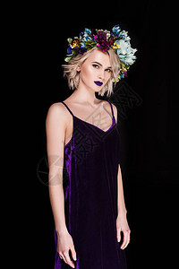 披着紫色裙子和花圈的美丽金发美女在图片