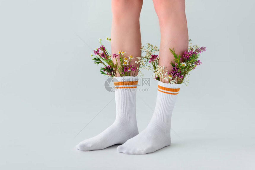 穿袜子的女腿被割成一针鲜花图片