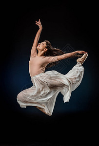 穿着优雅衣服的年轻芭蕾舞女郎在黑背景图片