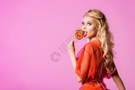 美丽的女孩舔棒糖被粉红色图片