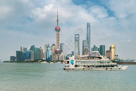上海Lujiazui金融和商业区贸易区与游轮的天图片