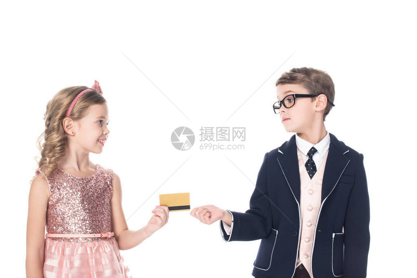 带着白色孤立的金信用卡的可爱时装小可爱儿童图片