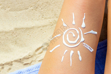 在沙滩上晒太阳腿上画着阳光图片