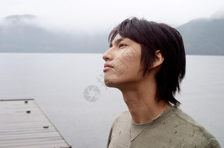 一个有吸引力的日本年轻怀旧男子的侧面肖像图片