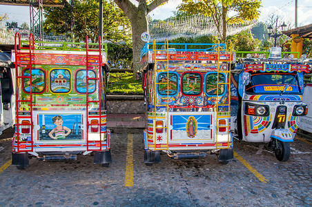 哥伦比亚Guatape村多彩的摩托塔克Tuktuktu图片