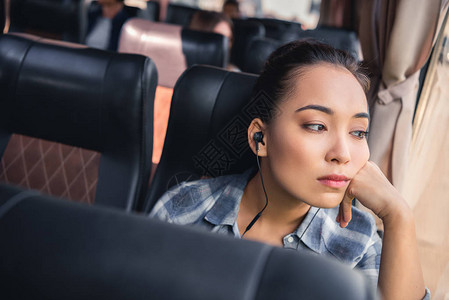 乘坐旅行公车旅行时用耳听器收图片