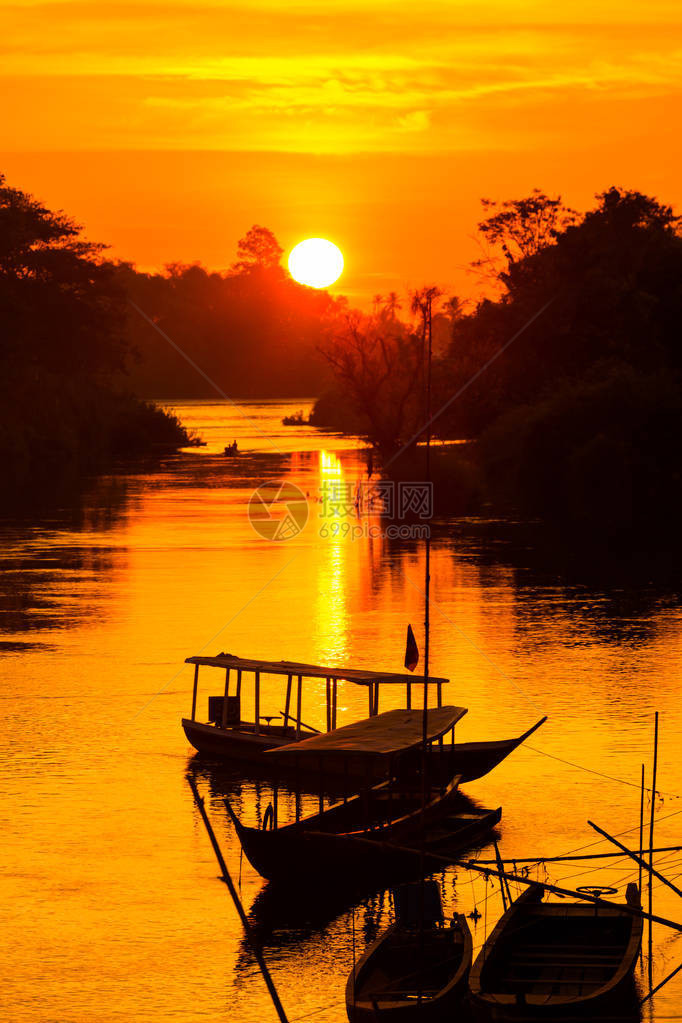 老挝南部DonDet的美丽金色日出夏季早晨在东南亚湄公河上的四千个岛屿SiPhan上拍图片
