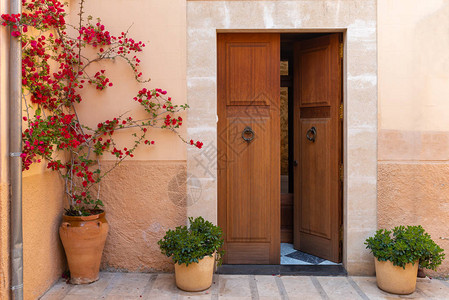 在美丽的阿尔库迪亚老城街道上有门和鲜花的西班牙房子巴利阿里建筑马略图片