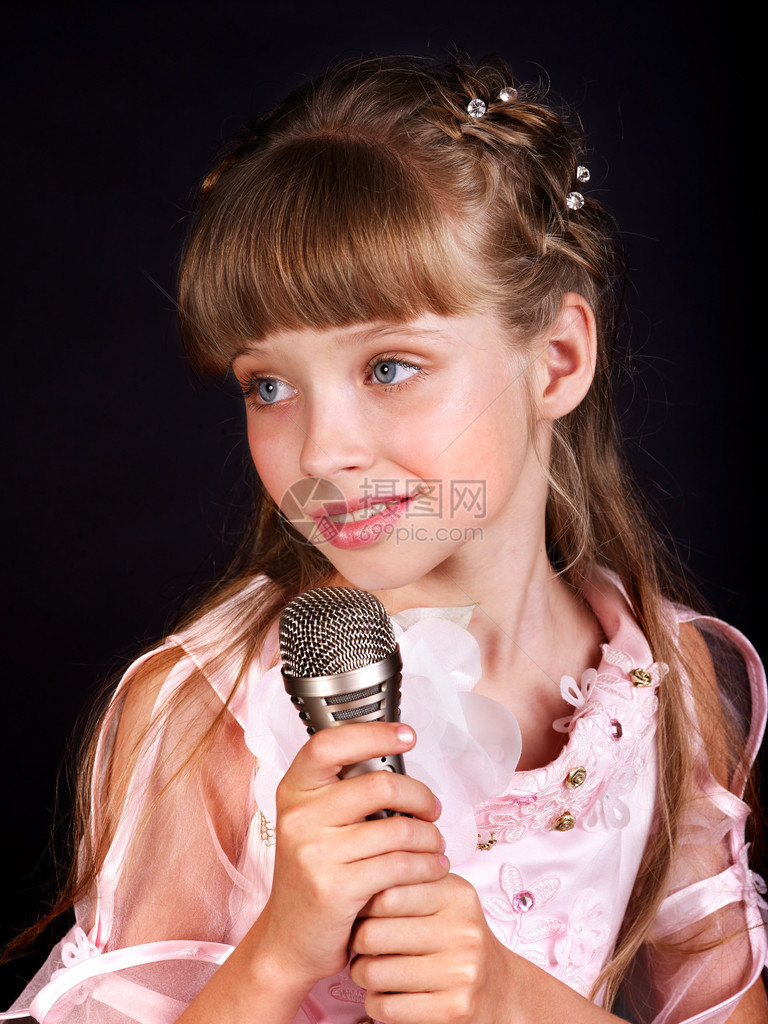 小女孩在麦克风里唱歌图片
