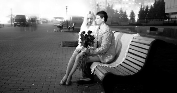 黑白夫妇晚上在长凳上拥抱图片