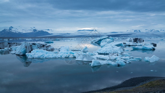 冰岛Jokulsarlon冰川环礁湖上漂浮的蓝色背景图片