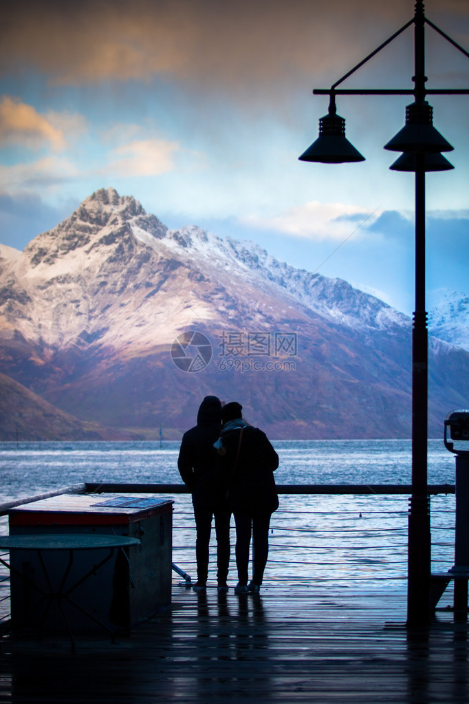 情侣们爱站在新西兰南岛皇后镇瓦卡蒂普湖观景点的剪图片