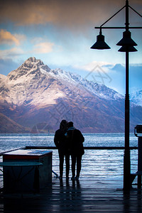 情侣们爱站在新西兰南岛皇后镇瓦卡蒂普湖观景点的剪图片