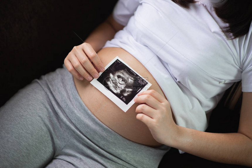 孕妇在肚子上拉手在家里内地保持超声图片