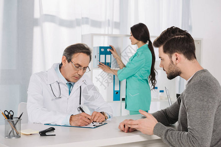 男患者在诊所与医生交谈图片