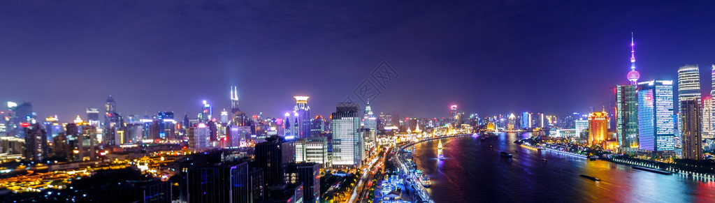 城市的夜幕和摩天大背景图片