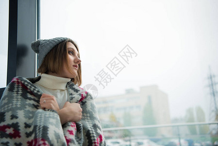 迷人的女孩裹在温暖的毯子图片