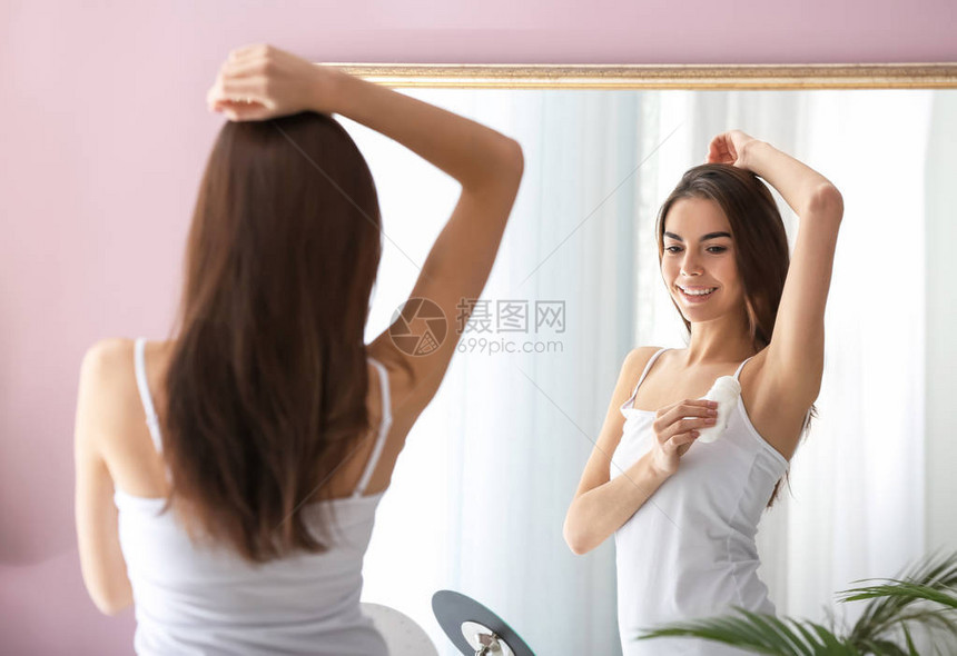 在镜子前使用除臭图片