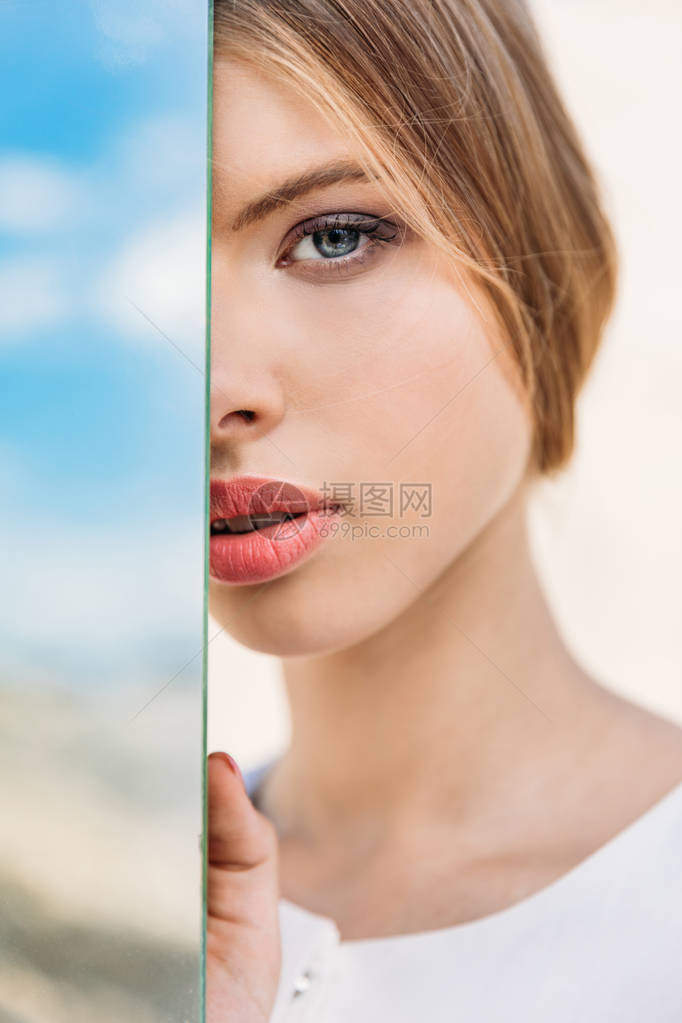 美丽的女孩在镜子旁边摆图片