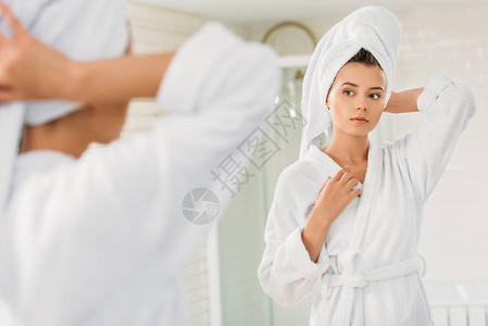 穿着浴袍和头戴毛巾的年轻美女在浴图片