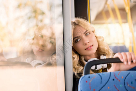 坐在公交车窗边看窗户的图片