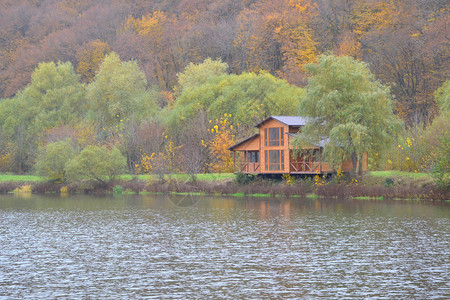 深秋湖边的房子图片